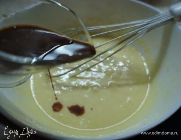 В отдельной миске растереть желтки и сахарную пудру пока они не посветлеют. Сюда же влить растопленное сливочное масло, кофе и ванильный экстракт. Перемешать.