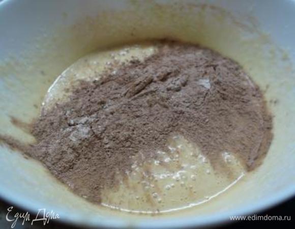 Всыпать муку и какао-порошок. Перемешать лопаточкой.