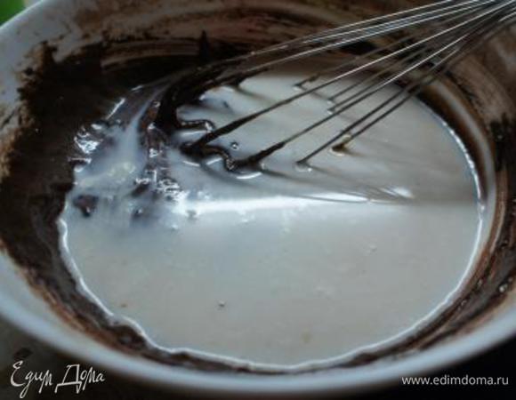 Далее влить молоко, аккуратно перемешивая венчиком (миксер на этом этапе лучше не использовать, так как тесто получается жидким и вы его разбрызгаете :)