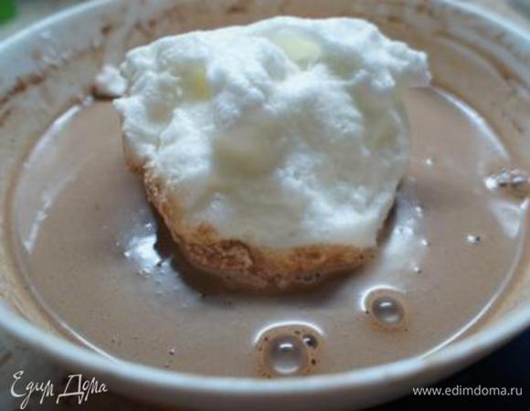 Когда тесто станет однородной консистенции в несколько этапов подмешайте в него взбитые белки (на этом этапе я также использую ручной венчик).
Хочу еще добавить, что теста получается много и оно очень жидкое. Так что не пугайтесь!