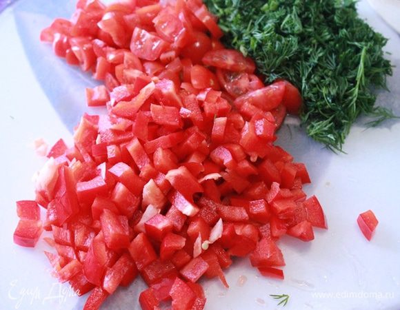 Помидор, перец и укроп мелко порезать и добавить к овощам измельченный чеснок.