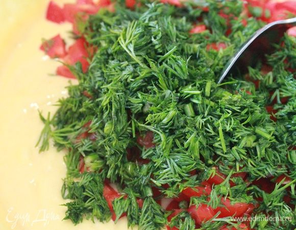 В муку понемногу подливать холодную воду, замешивая тесто. Затем добавить овощи и хорошо перемешать.