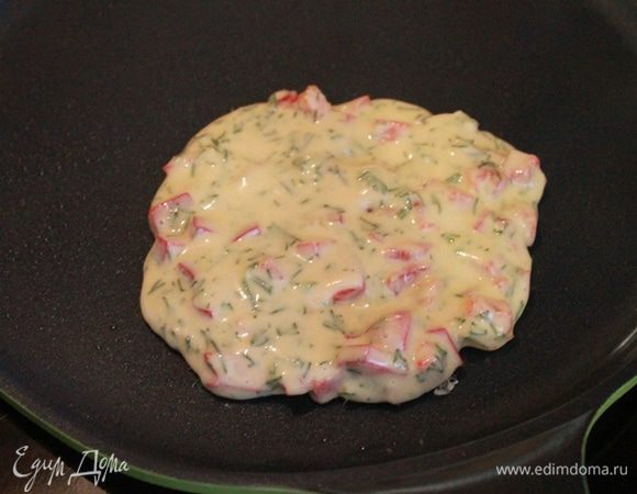 В сковородку налить немного масла и выпекать лепешки.