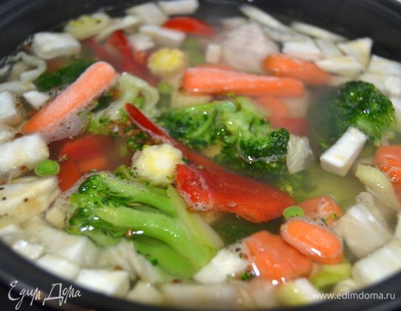 Голень индейки моем  и отправляем вариться. Если в мультиварке, то я ставлю в режим варки на 40 минут. Как закипит, снимаем пену и добавляем нарезанный кубиком корень сельдерея. Очень настаиваю делать именно с корнем, он дает необыкновенный вкус и аромат бульону. У меня смесь овощей состоит из цветной капусты, брокколи, маленьких початков кукурузы, зеленого горошка, помидоров, сладкого перчика, моркови, стручковой фасоли, шпината.