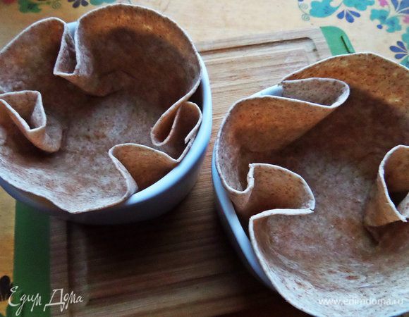 Начнём с "посуды": цельнозерновые тортильи (мою любовь к ним вы уже знаете!) поместим в керамические порционные формочки, смазав их маслом. 