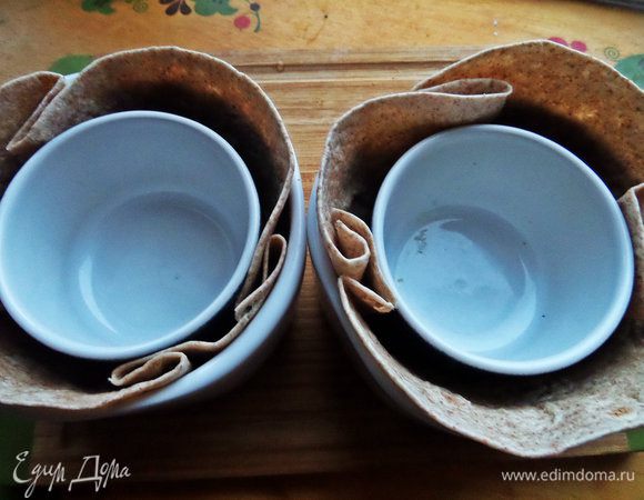 Чтобы края прижались, я поместила в центр ещё более маленькие формочки и так отправила запекаться на 10 минут.