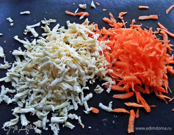 А пока строгаем для салата морковку и сельдерей на крупной тёрке. Примерное количество у них равное. Корень можно заменить на стебель.