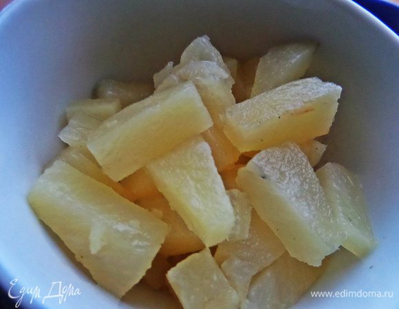Ананасы сцеживаем, сок от них можно выпить, оставив ложку для заправки. Если у Вас кружочками, нарезать их.