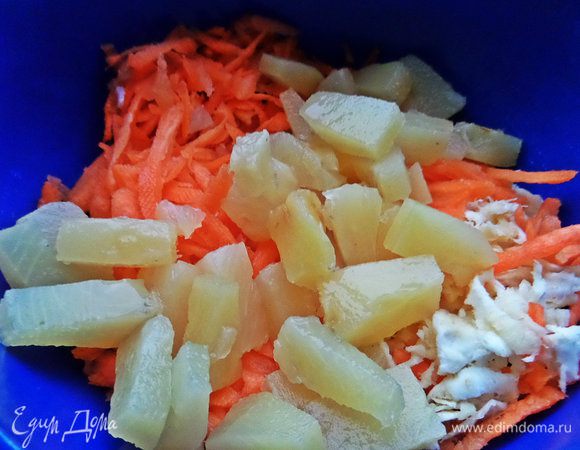 Отправим кусочки ананаса к овощам.