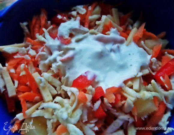 Заправляем салатик.