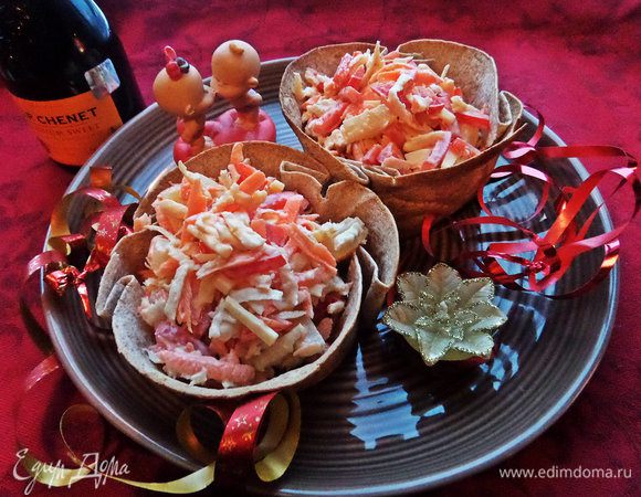 Наполняем салатиком, украшаем гранатными зёрнами.