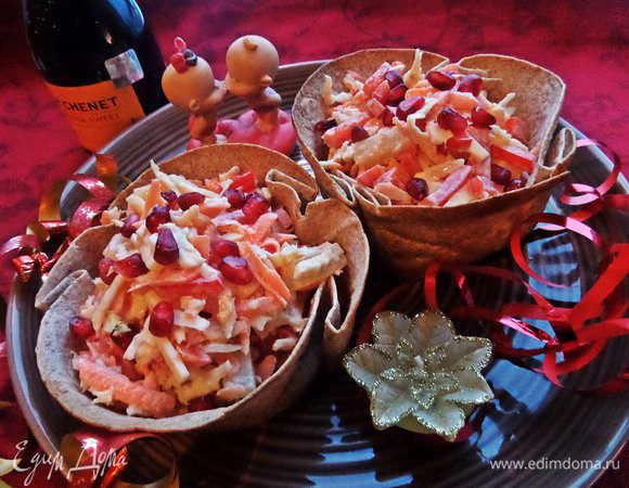 Простой в приготовлении, но эффектный салатик готов! Хрустящие краешки корзиночек никого не оставят равнодушным, а полезные овощи разнообразят рацион!