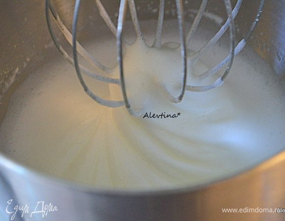 Разогреть духовку до 180 гр.
Взбить белки до мягких пиков, добавить винный камень, если имеется или на замену используем лимонный сок капельку. Взбивать до крупных пиков. Добавляем мелкий сахар или сахарную пудру по 1 ст.ложке, после каждого раза продолжаем взбивать и так до конца.


