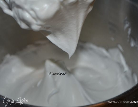 Пики должны быть гладкими. Добавляем муку кукурузную, уксус.