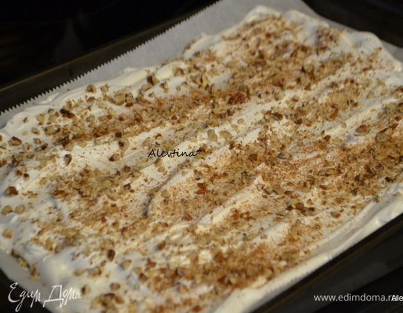 На противень прямоугольный выложить бумагу для выпечки, орехи пекан или грецкий, измельчить. Выложить безе, распределив лопаткой по всему противню. Сверху посыпать молотыми орехами и корицей. Поставить в духовку на 15 мин.