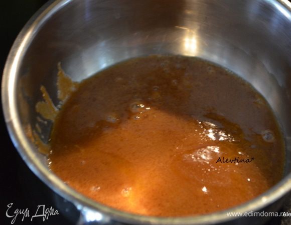 Приготовим соус. Растопить сливочное масло, добавить кленовый сироп, коричневый сахар, сахар должен разойтись. Готовить примерно 5 мин. Добавим сливки и варим еще 1 мин. Добавим крупную соль по желанию. Снимаем с огня и даем остыть.
Или просто используем карамельный соус.