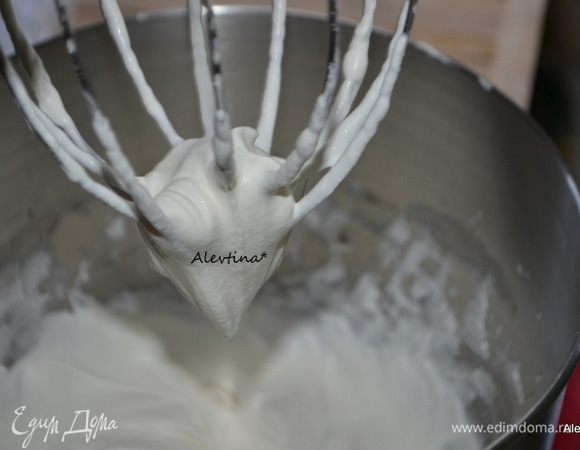 Сливки холодные взбить с сахарной пудрой до мягких пиков, добавить ликер. Взбить вновь до мягкости.