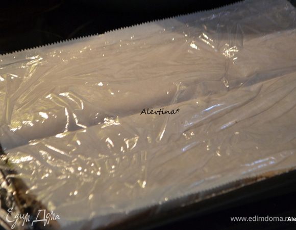 Приготовим бумагу для выпечки, сверху пищевую пленку или можно без нее.