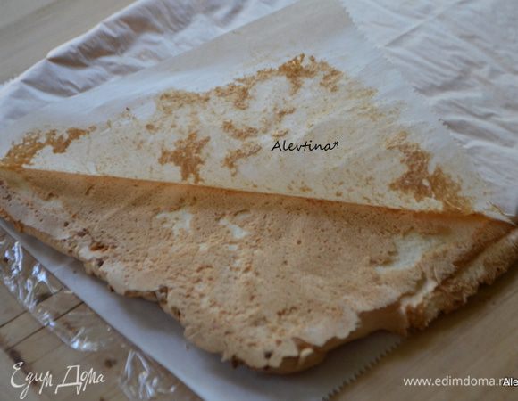 Достанем готовое безе. Минуту дать остыть, а потом тут же аккуратно перевернуть на приготовленный лист бумаги. Снять верхнюю бумагу с безе.
