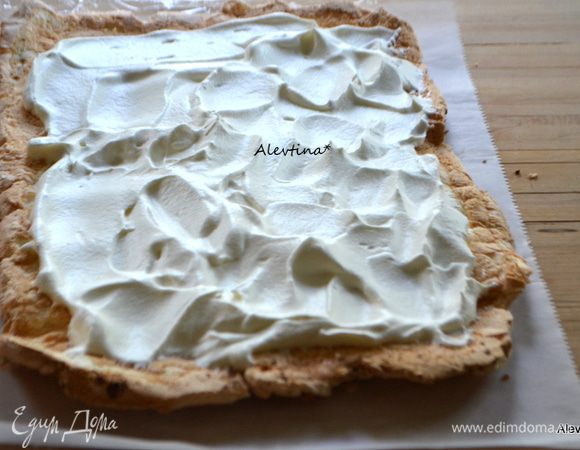 Развернуть рулет. Распределить приготовленную начинку, оставить по сантиметру от края.
