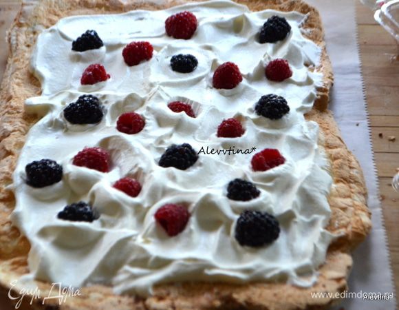 Ягоды свежие по желанию разбросать поверх начинки.