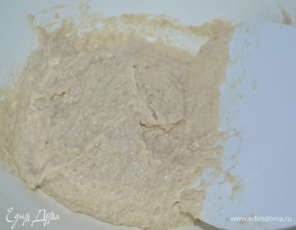 1 стакан просеянной муки соединить с дрожжами, 2 ст.л сахара и теплым молоком. Вымесить, накрыть полотенцем и оставить на час.