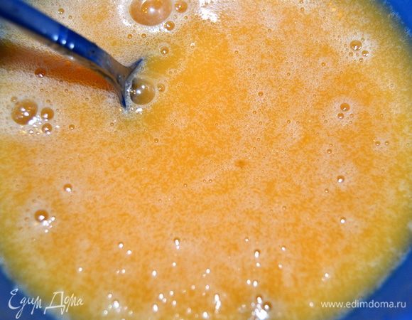 2 яйца и 2 желтка (комнатной температуры) смешать с сахаром, растопленным сливочным маслом.