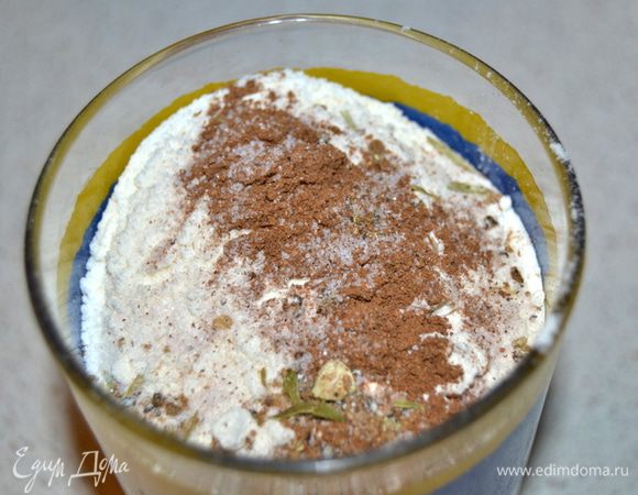 В оставшийся стакан муки добавить кардамон, корицу и соль.