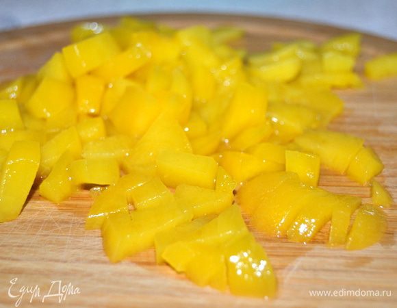 Персик мелко нарезать.