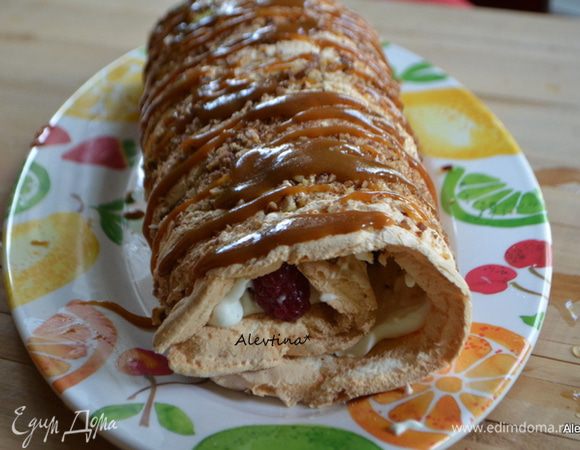 Свернуть рулет, начиная с конца. Полить приготовленным сладким соусом. Если нет кленового сиропа в продаже, можно сделать простой карамельный соус.

