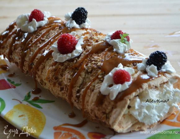 Можно украсить взбитыми сливками и свежими ягодами. Поставить в холодильник на несколько часов.