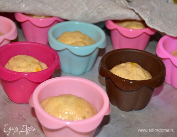 Тесто еще раз намного обмять и разделить на 12 шариков, уложить в формы, накрыть полотенцем и оставить еще на 30 мин.