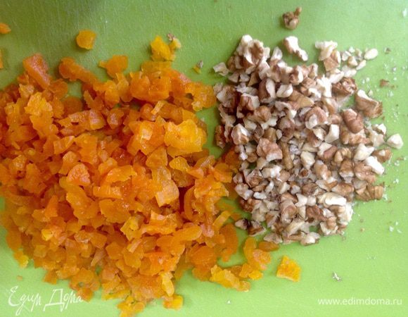Курагу вымыть и нарезать маленькими кусочками. Если курага слишком сухая, ее замочить в теплой воде на 10-15 мин. Орехи так же мелко порубить ножом. 