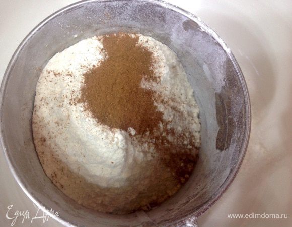 Муку смешать с разрыхлителем и корицей и рассеять через сито в большую миску. 