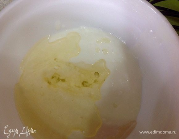 Йогурт смешать с растительным маслом и взбить венчиком до однородной массы. 