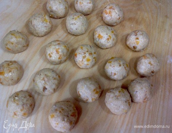 Выложить тесто на рабочий стол и разделить его на равные части. Скатать из них маленькие шарики. Чтобы они были одинаковые, я взвесила их. У меня получилось 18 шариков, каждый по 40 гр. Тесто слегка липкое. Я промаслила  руки, чтобы легче было скатать шарики. Можете рабочий стол присыпать мукой. Я не присыпала. 