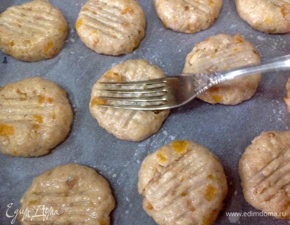 Выложить шарики на противень. С помощью  вилки чуть приплюснуть шарики. Переусердствовать не нужно, печенье не должно быть тонкими лепешками. 