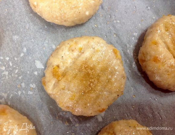 Присыпать печенье с сахаром. Я использовала коричневый сахар. Он менее сладкий. Выпекать в духовке, разогретой 180С 10-12 мин. Опять таки регулируйте по своей духовке. Не пересушить печенье. 