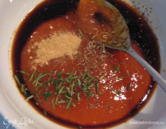 Смешать абрикосовый джем с соевым соусом. Добавить щепотку молотого кумина и имбиря. У розмарина оторвать листики, мелко нашинковать, добавить к соусу.