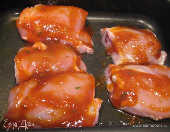 С куриных бедер снять кожу и обрезать лишний жир. Обмазать половиной соуса. Выложить в огнеупорную форму, смазанную оливковым маслом. На дно налить белое вино. Выпекать при темп. 180 гр С в течении 1 часа. Периодически поливать курицу соусом.