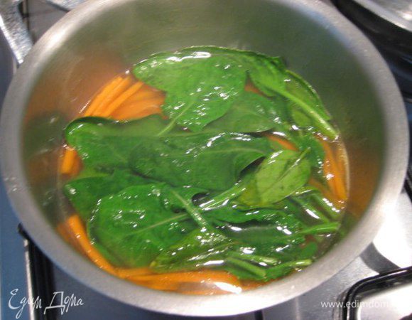 В сотейнике вскипятить 1 литр воды. Растопить сливочное масло, посолить. Добавить морковь, варить 3 минуты. Добавить листья шпината, снять кастрюлю с огня.