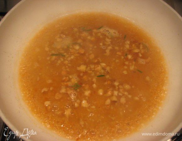 Влить 2 стакана воды, в которой варились овощи. Снять с огня, накрыть крышкой, оставить на 10 минут, "взрыхлить" вилкой.