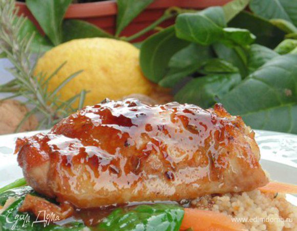 На тарелку для подачи выложить подушку из кус-куса. На кус-кус выложить овощи и курицу. Полить соусом.
Приятного аппетита!