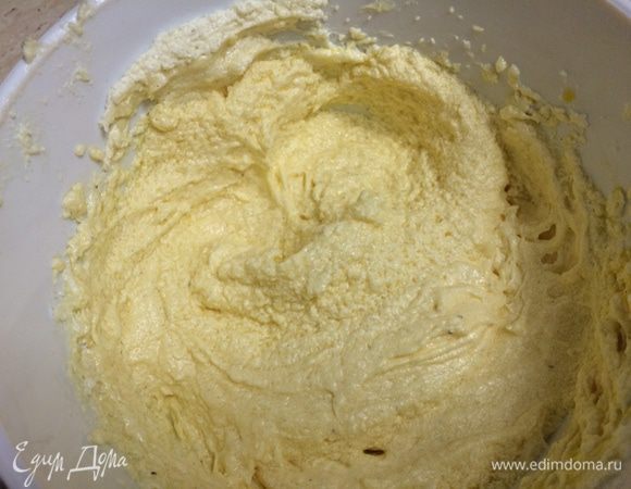 Взбейте размягченное сливочное масло с сахаром в течение 10 минут до кремового состояния. Добавьте постепенно яйца и ванильный экстракт. Продолжайте взбивать на средних оборотах миксера. 

