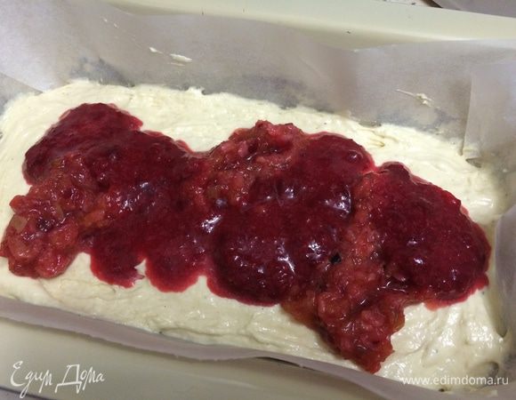 Выложите 1/3 часть теста в форму. В центр теста столовой ложкой положите, чередуя, клубничное пюре и пюре из черной смородины. 
С помощью вилки сделайте легкий мраморный узор. 
