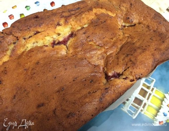 Готовому кексу дайте постоять в форме пол-часа, после чего переверните на кухонную решетку и оставьте до полного остывания.

