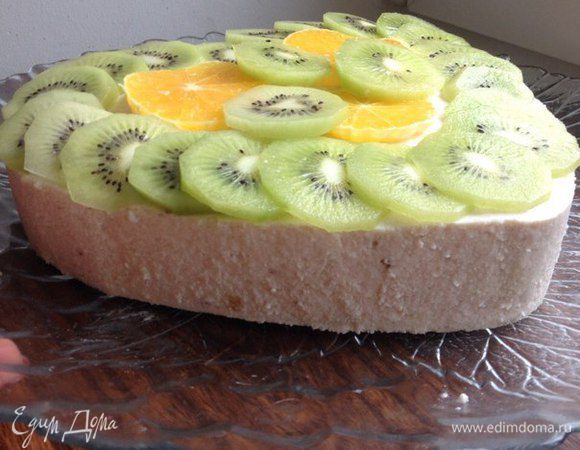 Залить желатин. Пока желатин стынет, займемся творогом. Вначале измельчим его при помощи блендера, чтобы избавиться от зернистости. Добавим сахар по вкусу, ванилин, сливки и все перемешаем миксером. Добавим банановое пюре из 1 банана, еще 2 банана порежем на кубики и все перемешаем.