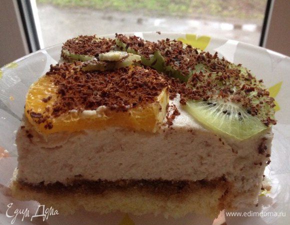 Остывший желатин ввести в творожную массу и хорошо перемешать, чтобы не было разводов. 
Кофе заварить, в 100мл кофе добавить 2 ст ложки сахара. Полить его кофе поверх коржа.
Всё вылить в форму поверх бисквитного коржа и поставить в холодильник на 2-3 часа. 
Перед подачей украсить любимыми фруктами.
Приятного аппетита!