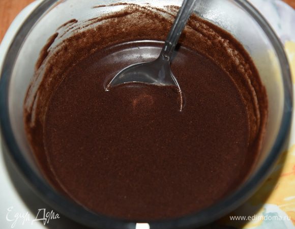 Чтобы аромат раскрылся, черемуховой муке нужна влага. Поэтому черемуху залить горячим молоком и хорошо размешать. Оставить остывать.