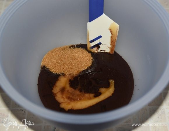 Остужаем массу до 40 С (попробуйте пальчиком - должно быть не горячо), добавить мед, соль и сахар. 